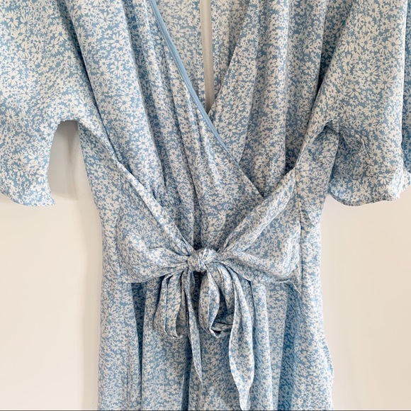 Skylar + Madison Blue and White Floral Romper, Wrap Top, Tie Waist, Size Large - Picture 4 of 8